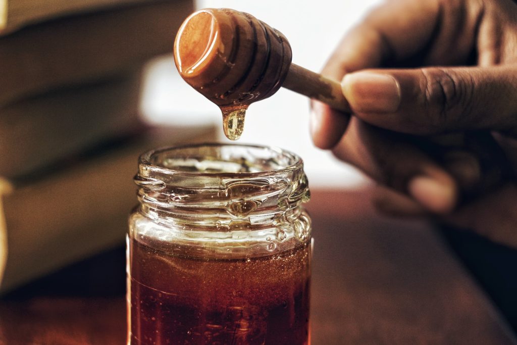 honey jar with honey comb